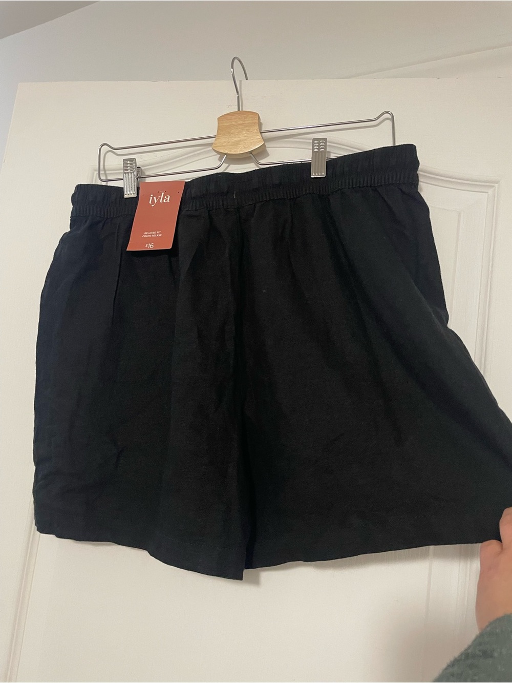 Iyla Women's Black Cargo Shorts with Elastic Waist New with tag size Large